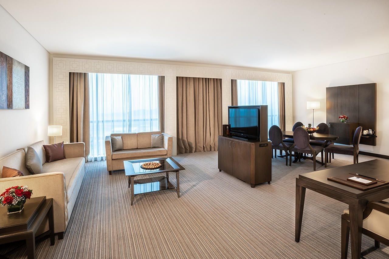 Royal M Al Aqah Beach Resort By Gewan Kültér fotó A suite at the hotel