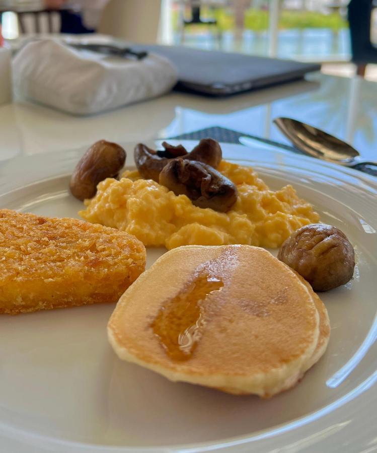 Royal M Al Aqah Beach Resort By Gewan Kültér fotó A plate of scrambled eggs with mushrooms and a pancake